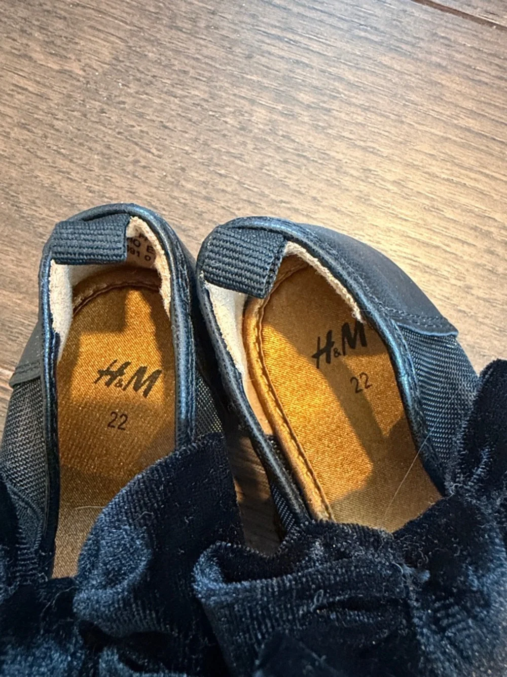 H&M Black Velvet Bow Mary Jane Flats Size 22 (6/6.5) - C39-015